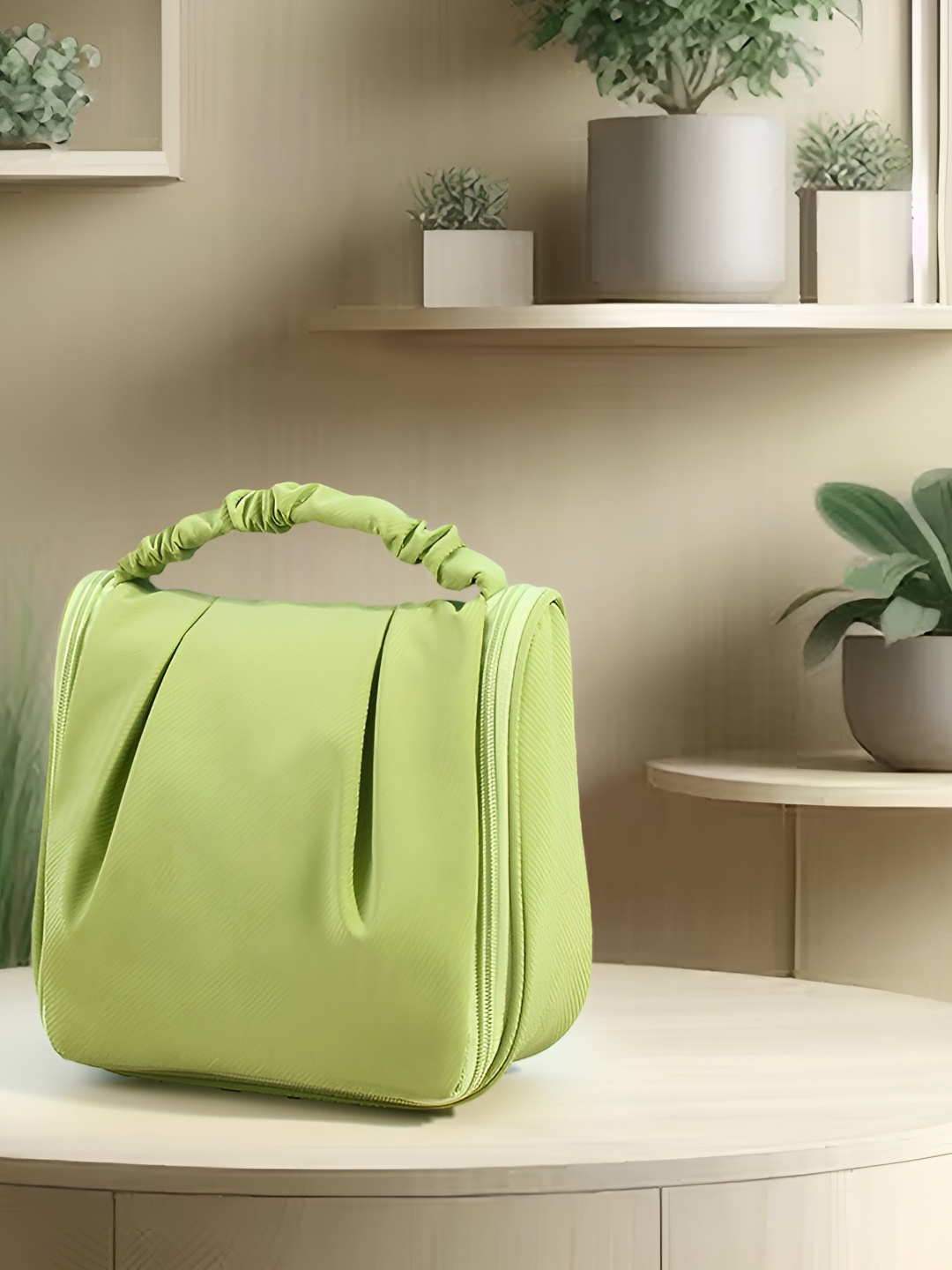 

Aura Green Set of 1 Water Resistant Makeup Organiser Organisers
