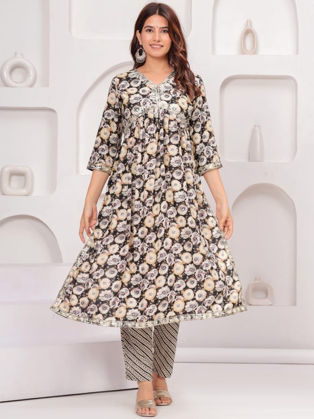 

PARUCREATION Women Floral Printed Regular Kurta with Palazzos, Black