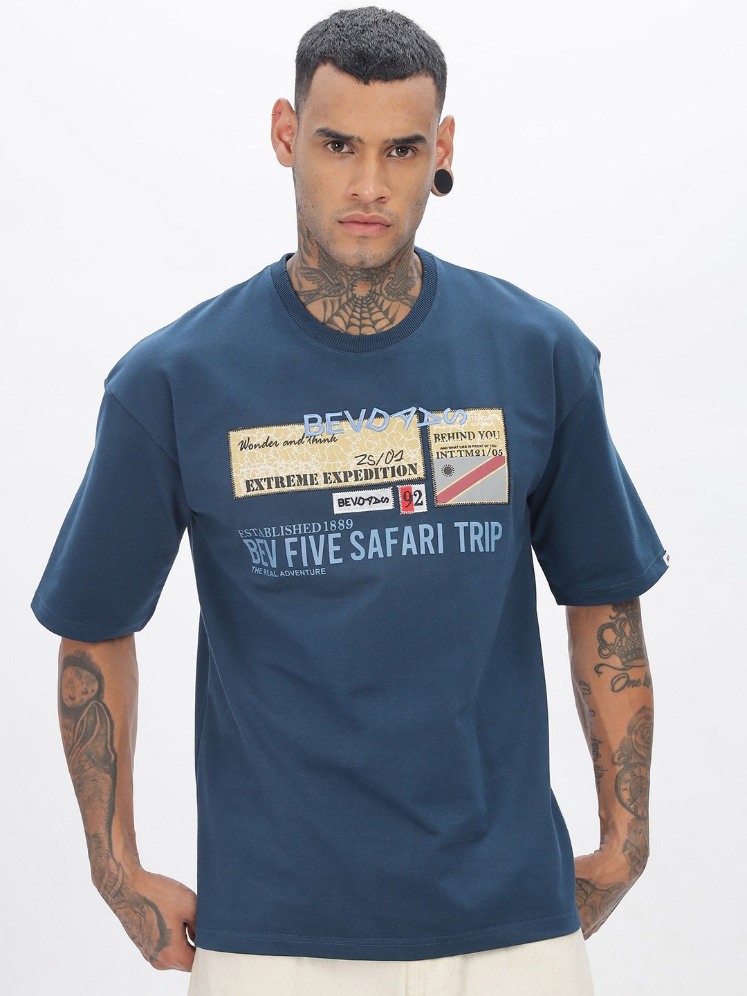 

BEVDAAS Men Printed Applique T-shirt, Navy blue