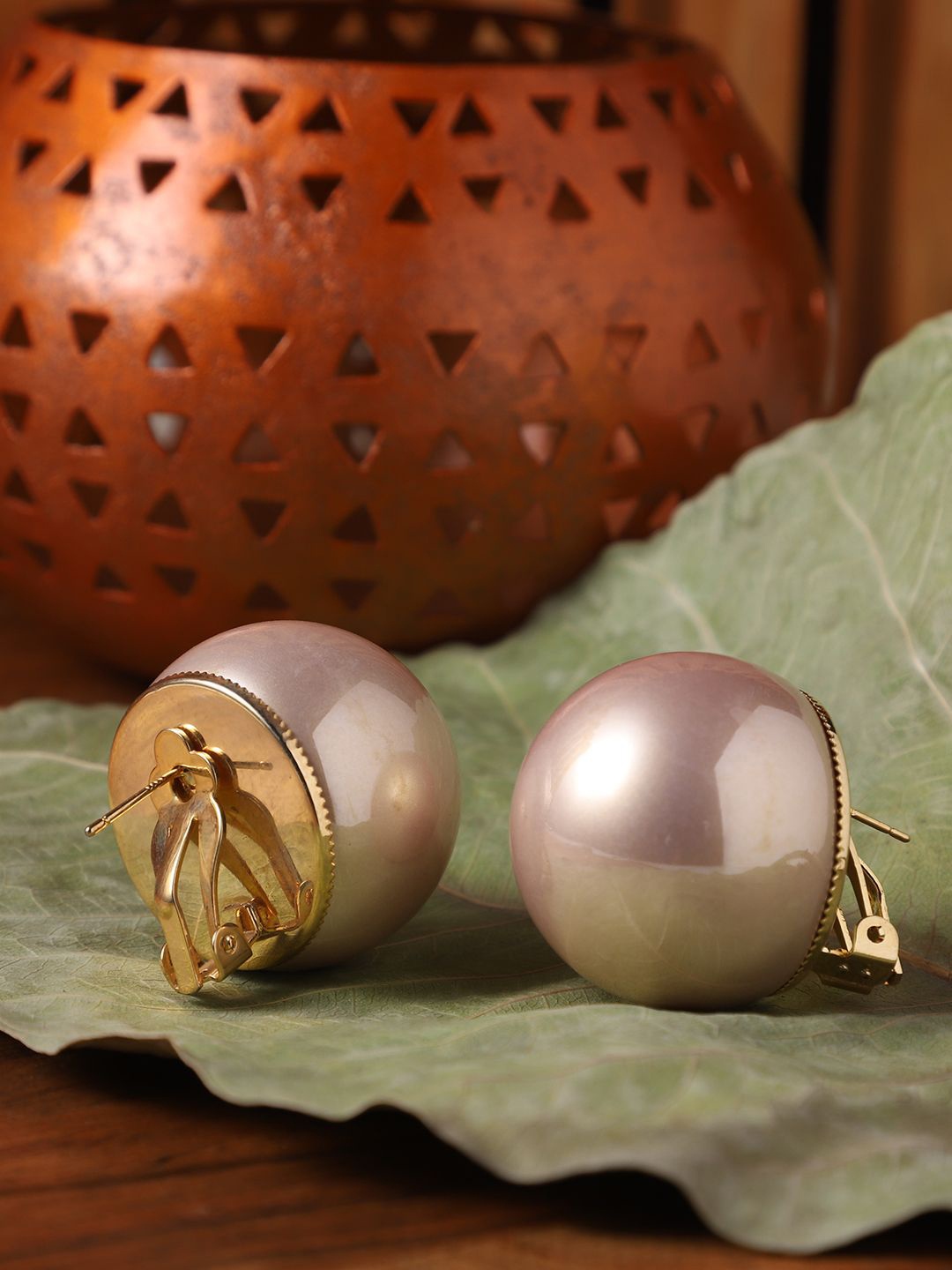 

VENI Contemporary Studs Earrings, Off white