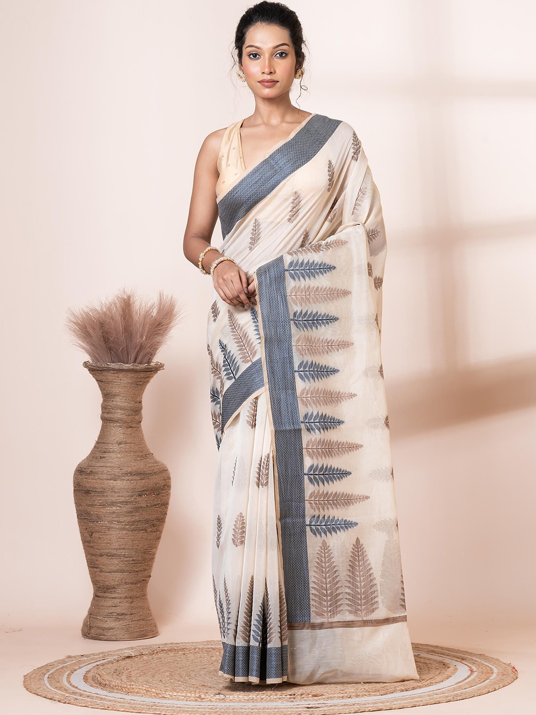 

VIBHAVARI Ethnic Motifs Zari Saree, Off white