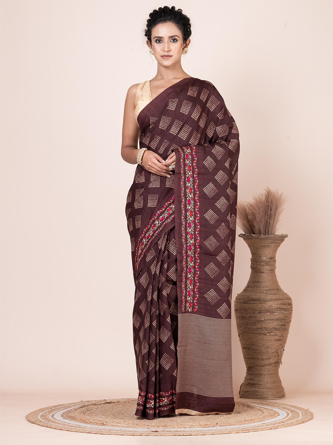 

VIBHAVARI Ethnic Motifs Printed Saree, Brown