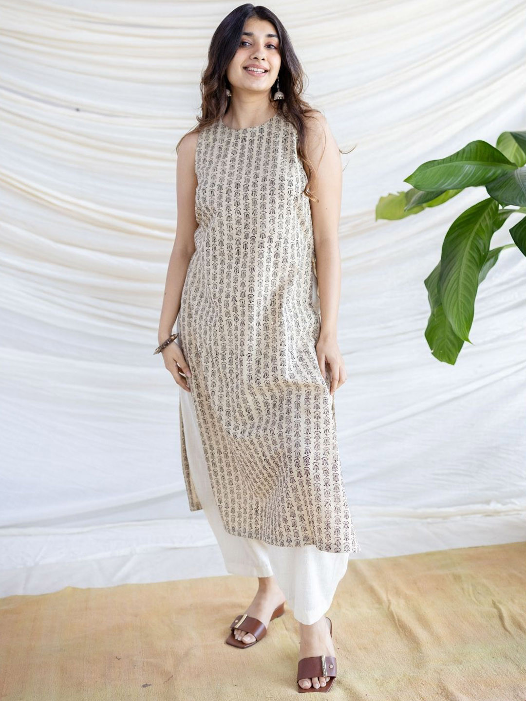 

THE INDIAN ETHNIC CO Floral Printed Block Print Straight Cotton Kurta, Beige