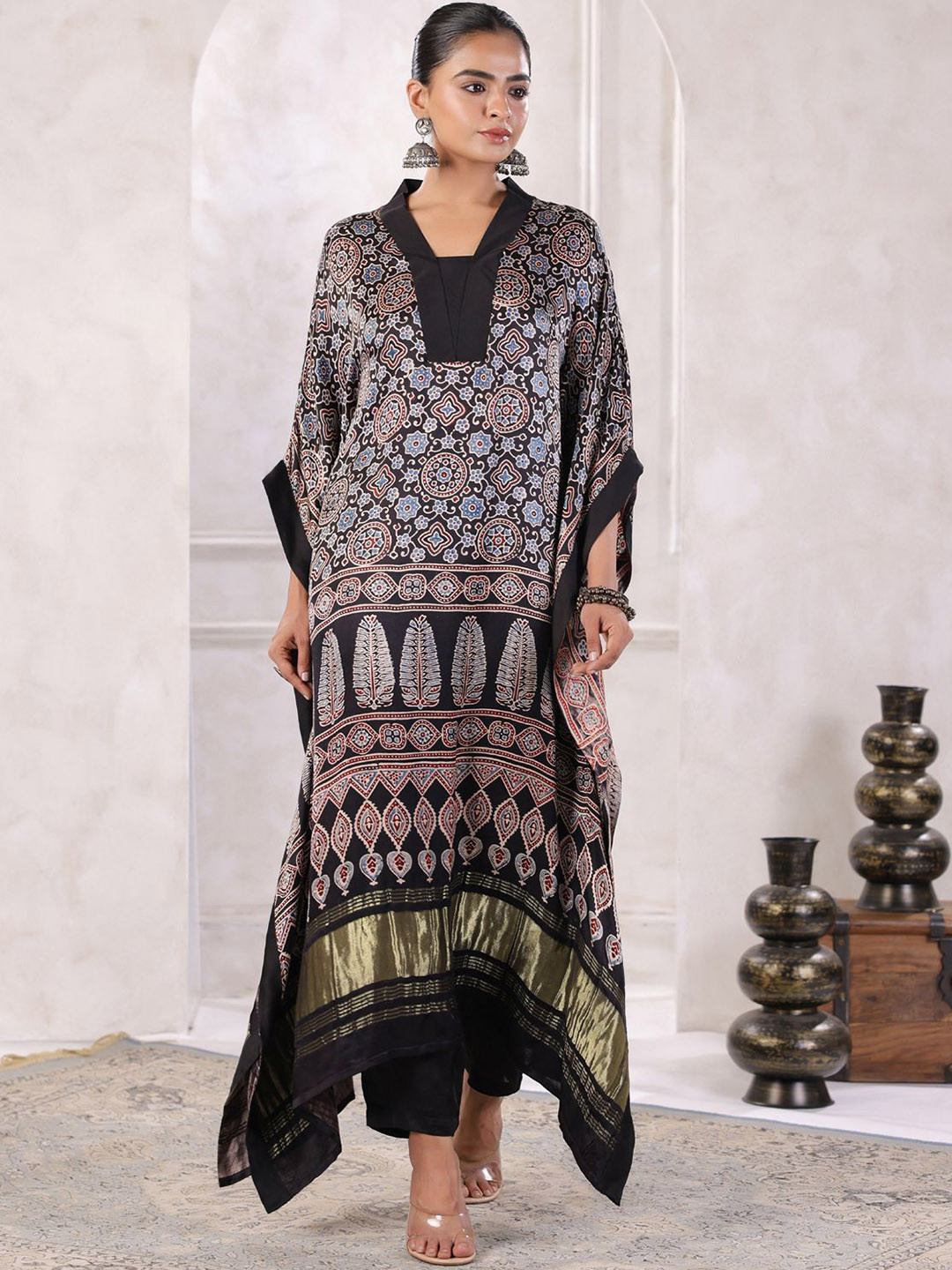 

Geroo Luxe Women Floral Printed Regular Kaftan with Trousers, Black