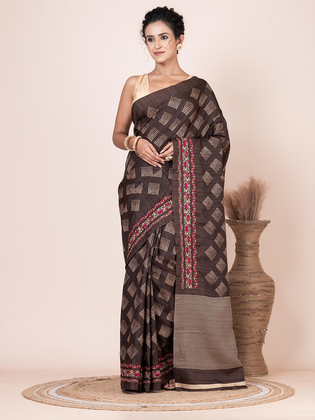 

VIBHAVARI Geometric Embroidered Saree, Brown