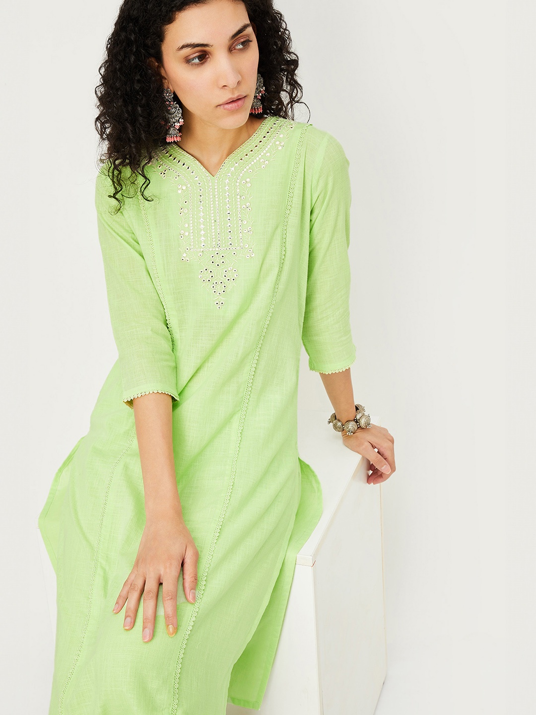 

max Women Yoke Design Regular Mirror Work Kurta with Trousers, Green