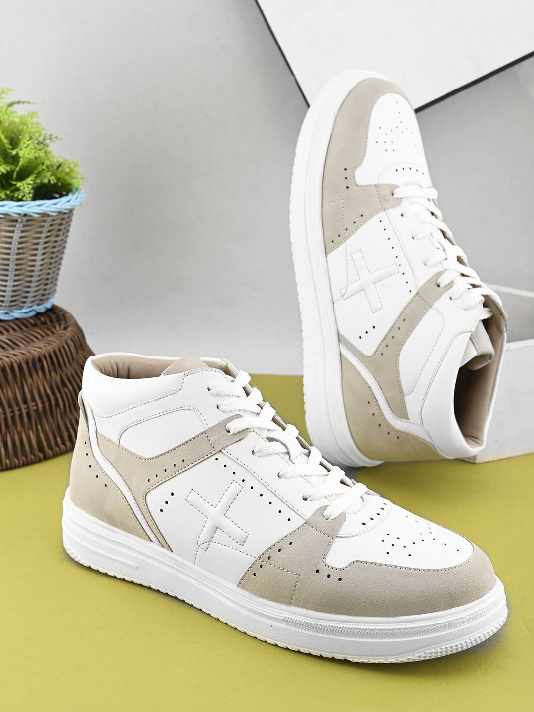 

The Roadster Lifestyle Co Men Colourblocked Comfortable Sneakers, White