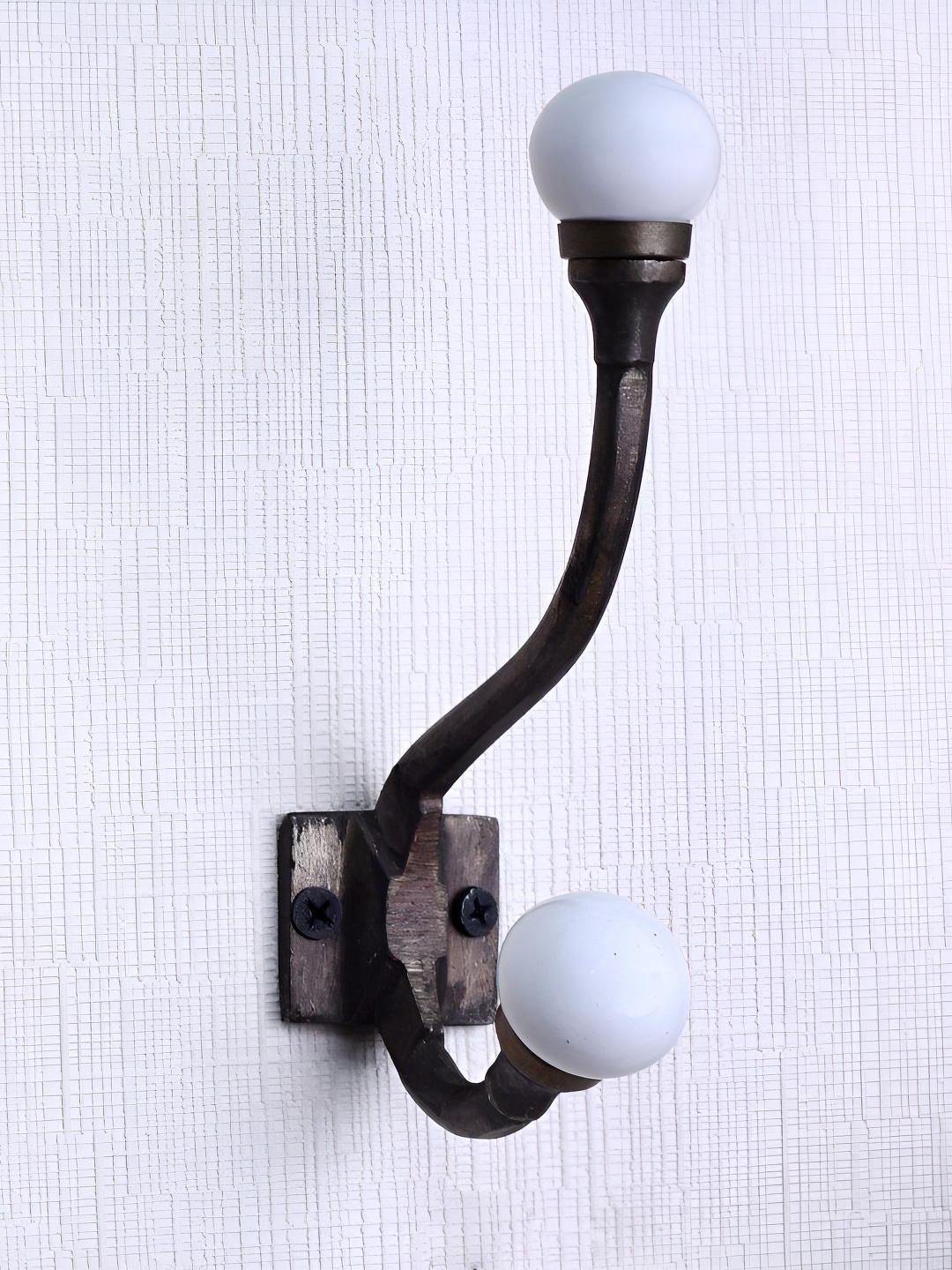 

IndianShelf White & Brown Iron Wall Hook