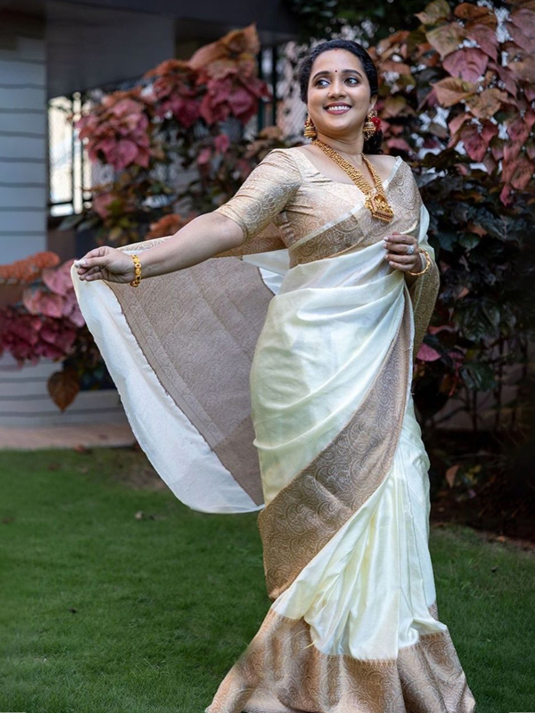 

Wuxi Zari Pure Silk Banarasi Saree, Cream