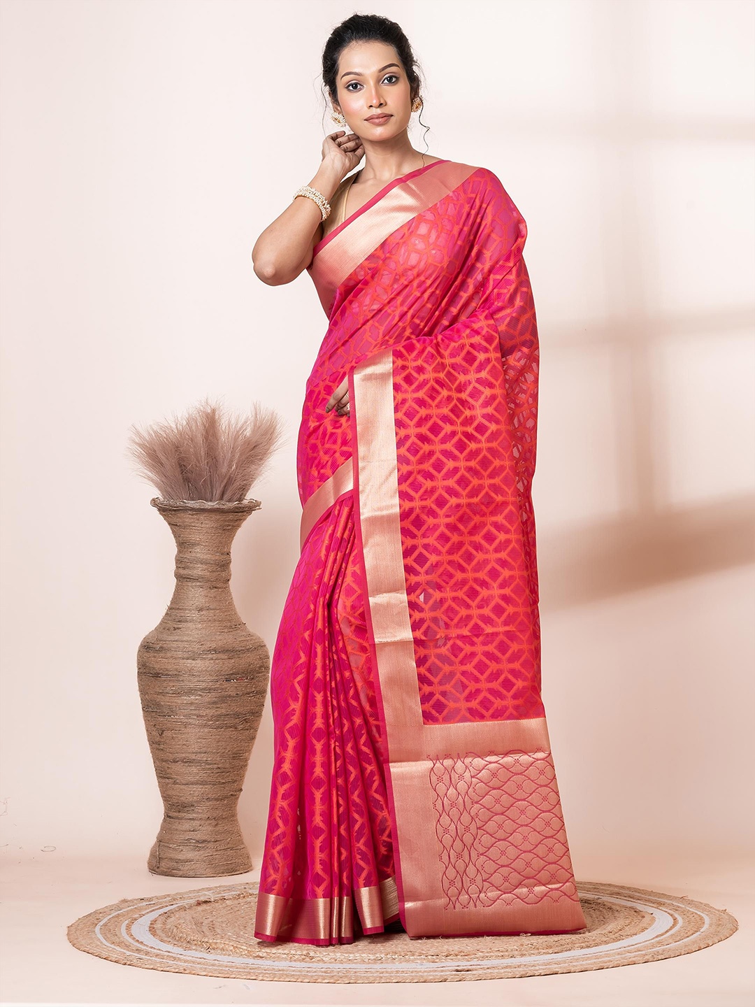 

VIBHAVARI Abstract Printed Woven Design Zari Saree, Pink