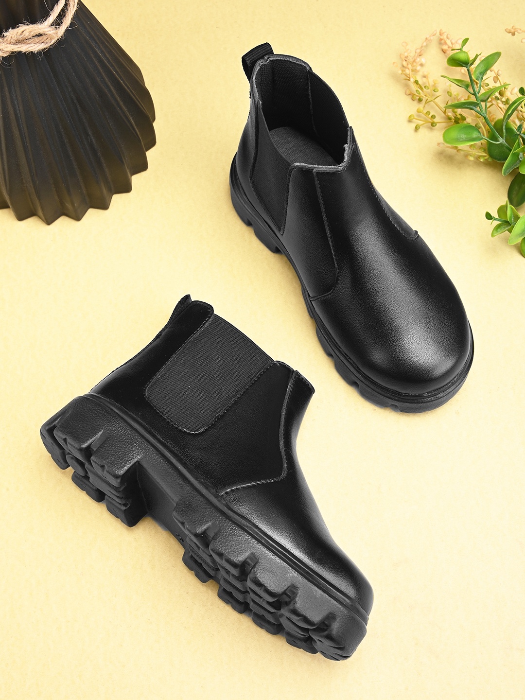 

STEFENS Boys Block-Heeled Chelsea Boots, Black