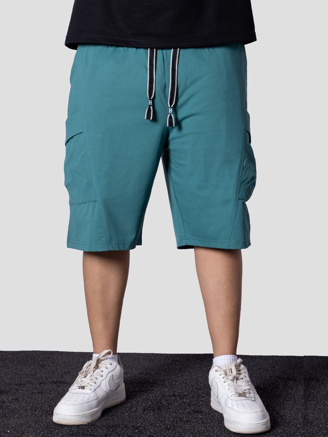 

Hop Head Turquoise Carpenter Pocket Oversized Shorts, Turquoise blue