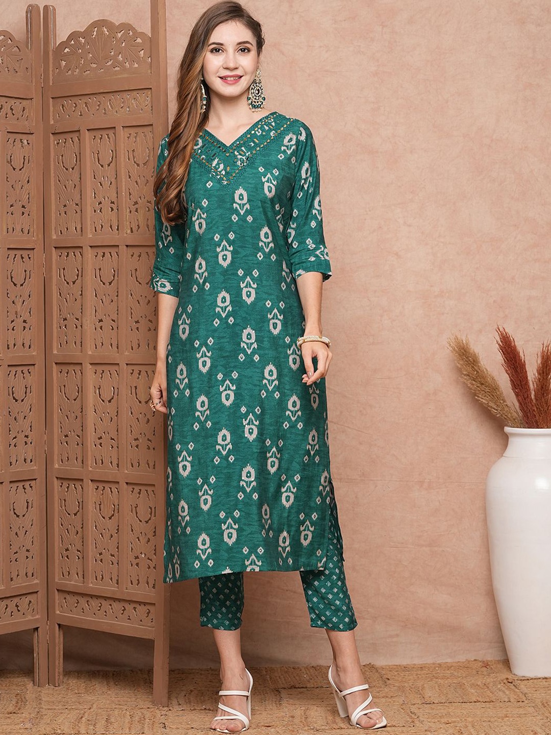 

FASHOR Ethnic Motifs Embroidered Mirror Work Kurta with Trouser, Green