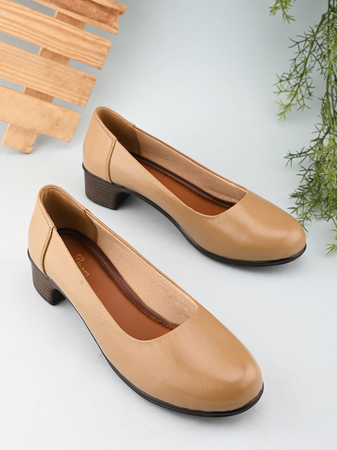 

pelle albero Women Leather Textured Block Heel Pumps, Beige