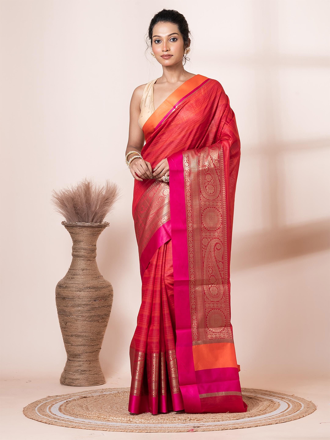 

VIBHAVARI Woven Design Zari Saree, Pink