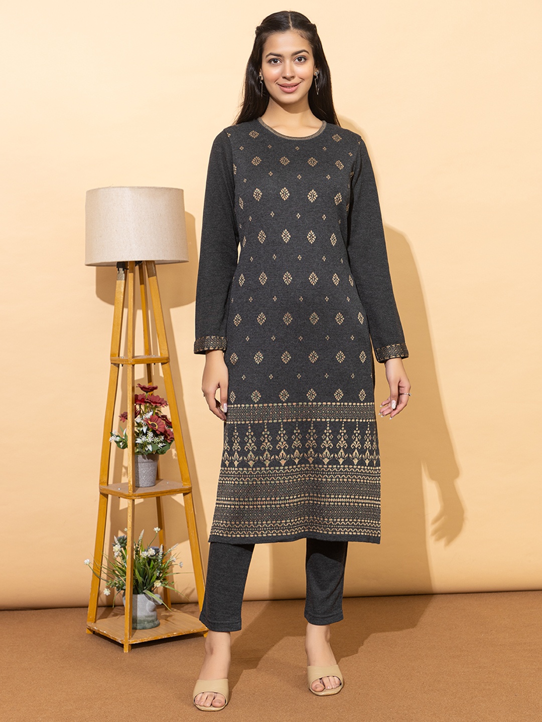 

Anouk Women Floral Sequinned Jacquard Kurta, Charcoal