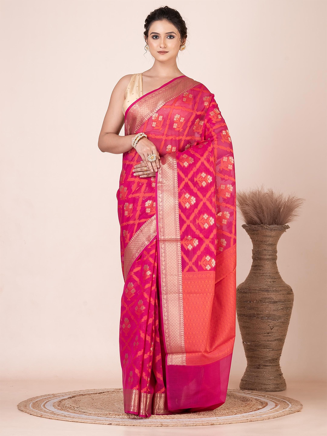 

VIBHAVARI Floral Printed Zari Saree, Pink