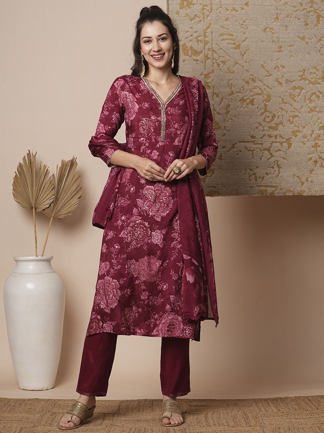 

FASHOR Floral Printed Regular Thread Work Straight Kurta with Trousers & Dupatta, Maroon