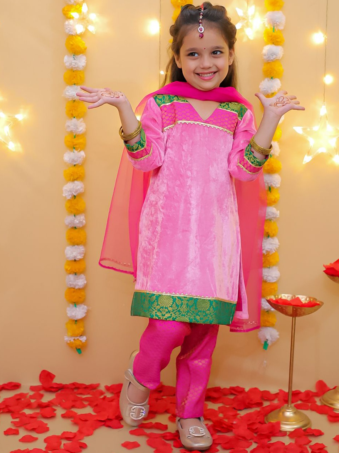 

BownBee Girls Gotta Patti Regular Velvet Straight Kurta With Pyjamas & Dupatta, Pink