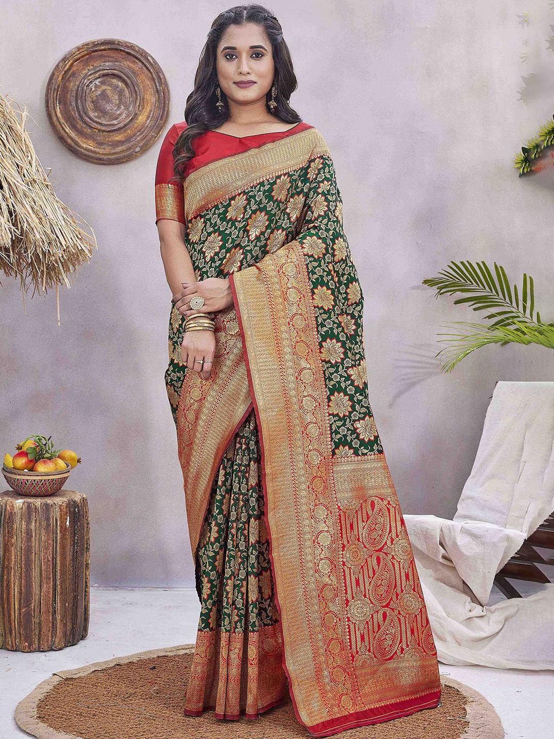 

KSM PRINTS Woven Design Zari Saree, Green