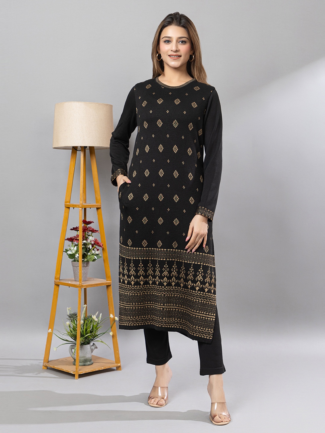 

Anouk Women Floral Sequinned Jacquard Kurta, Black