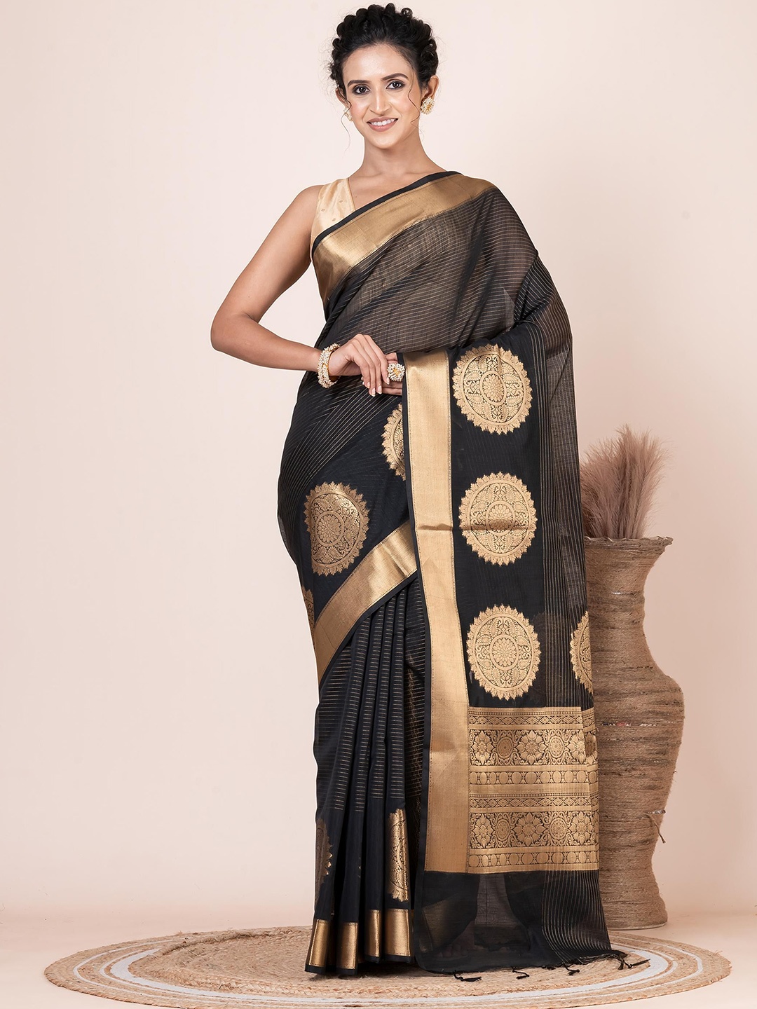

VIBHAVARI Woven Design Zari Saree, Black