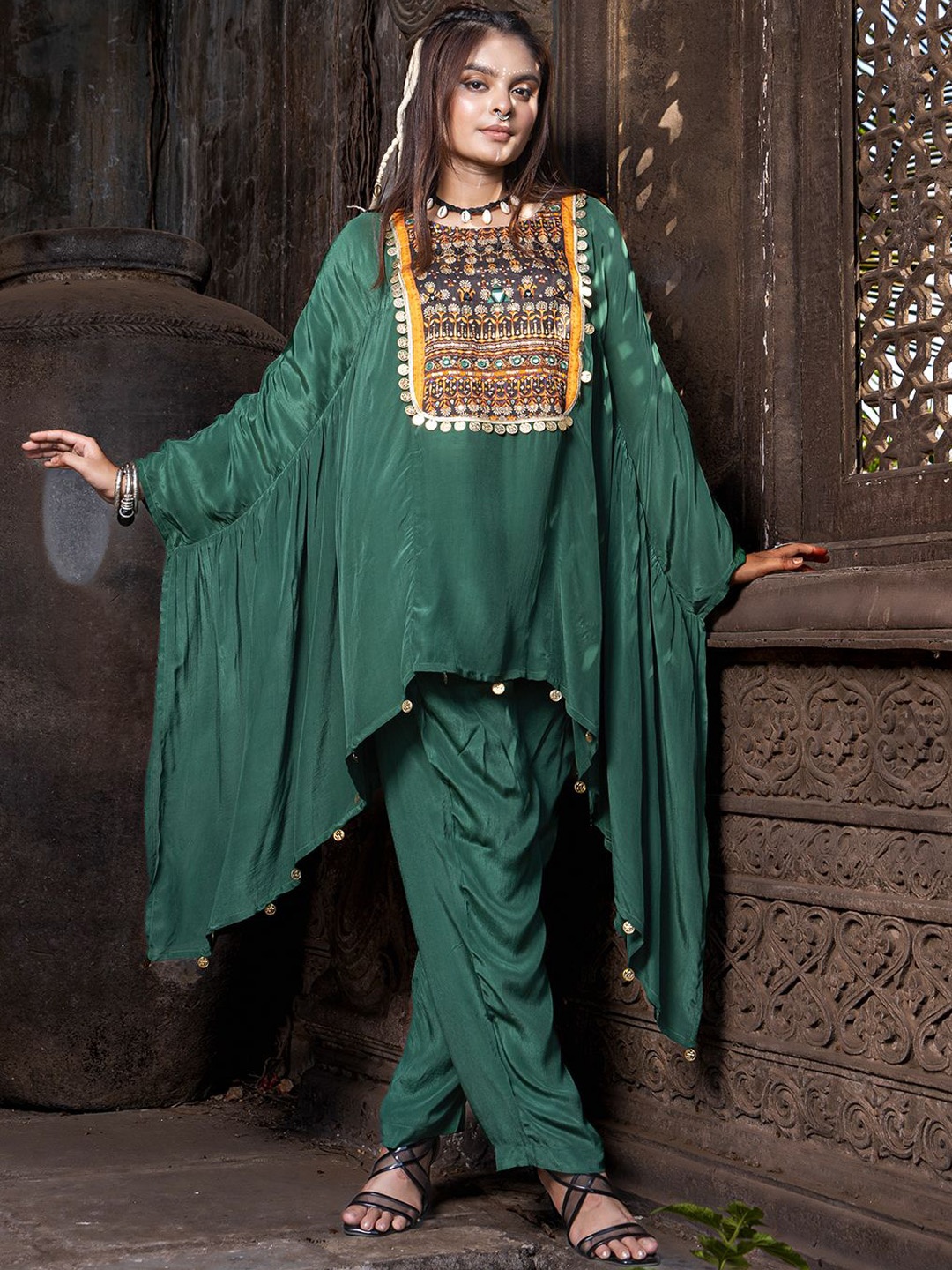 

EARTH O FAB Women Printed Regular Sequinned Silk Crepe Top with Palazzos, Green