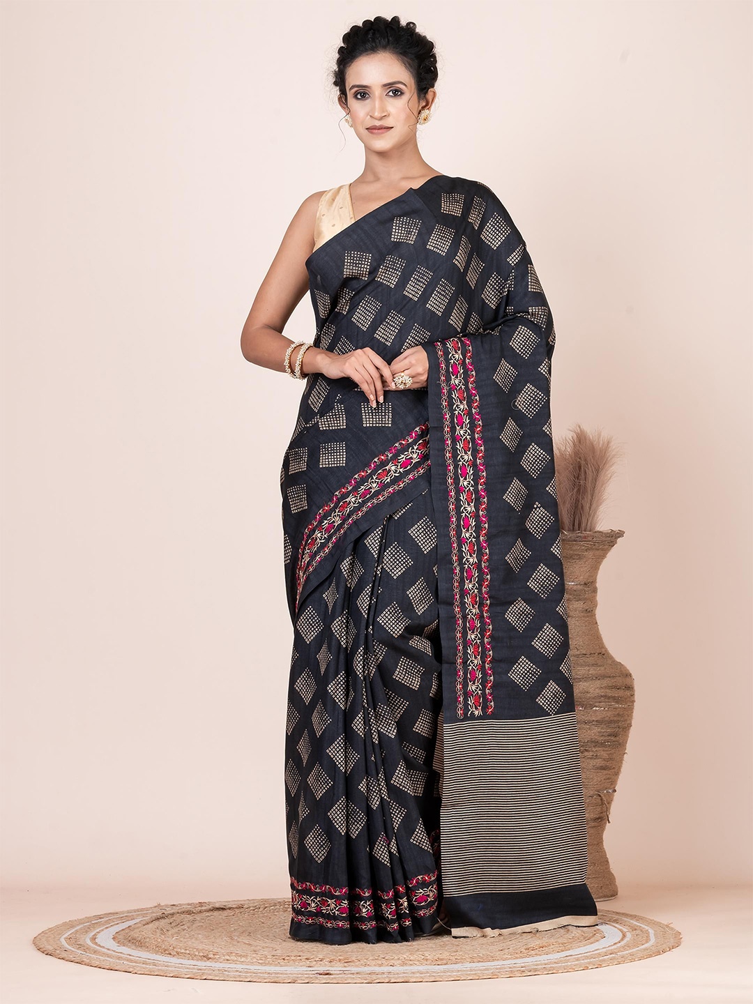 

VIBHAVARI Women Embroidered Saree With Blouse Piece, Black