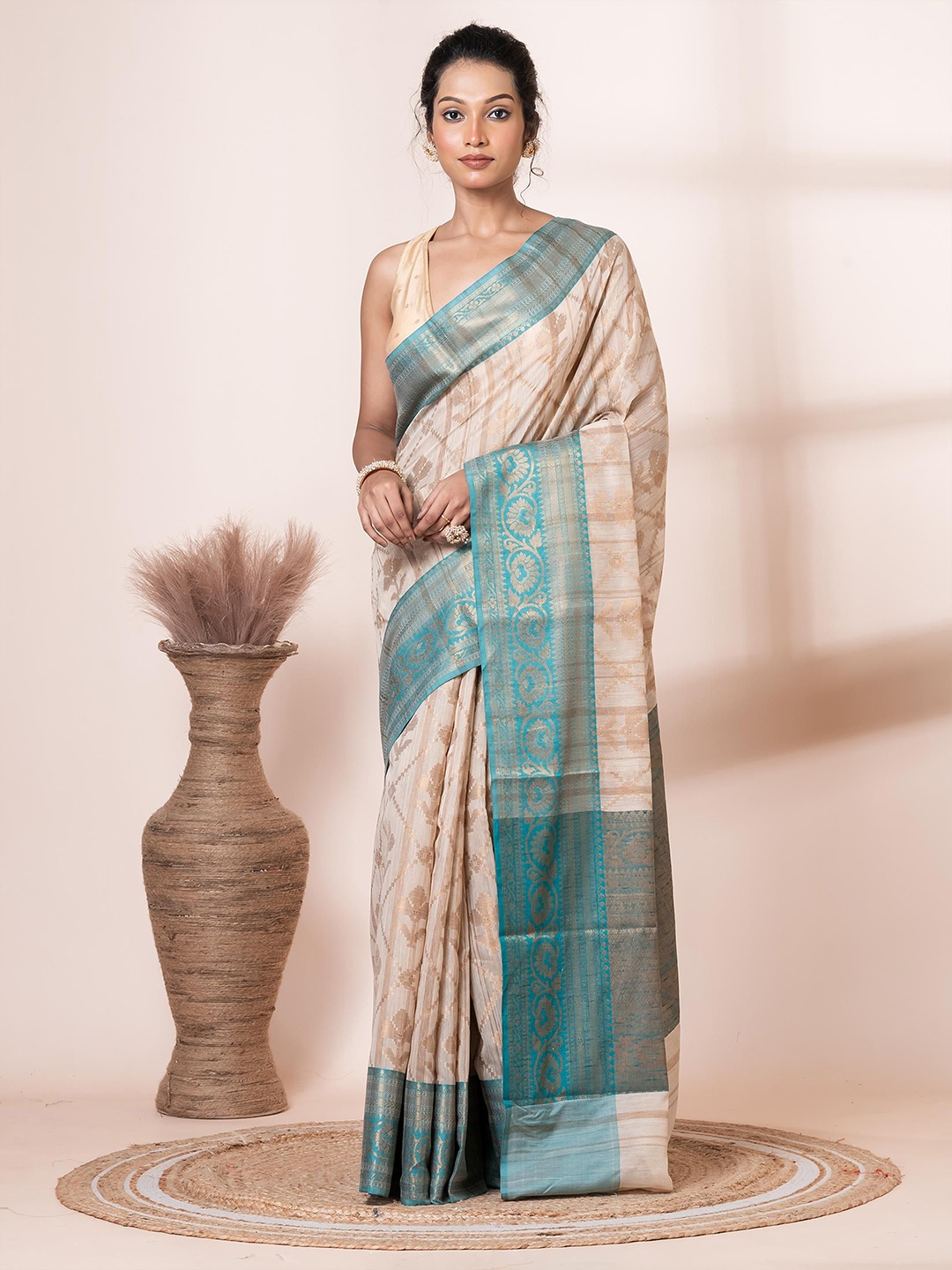 

VIBHAVARI Woven Design Zari Saree, Beige