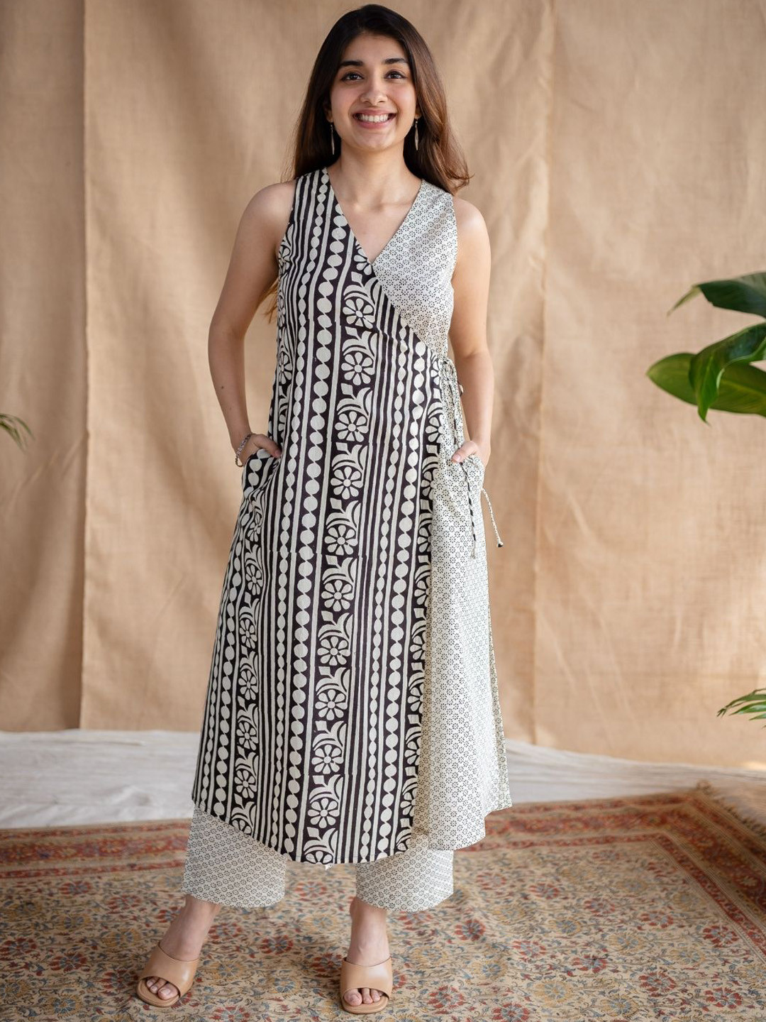 

THE INDIAN ETHNIC CO Floral Printed V-Neck Pure Cotton A-Line Kurta, White