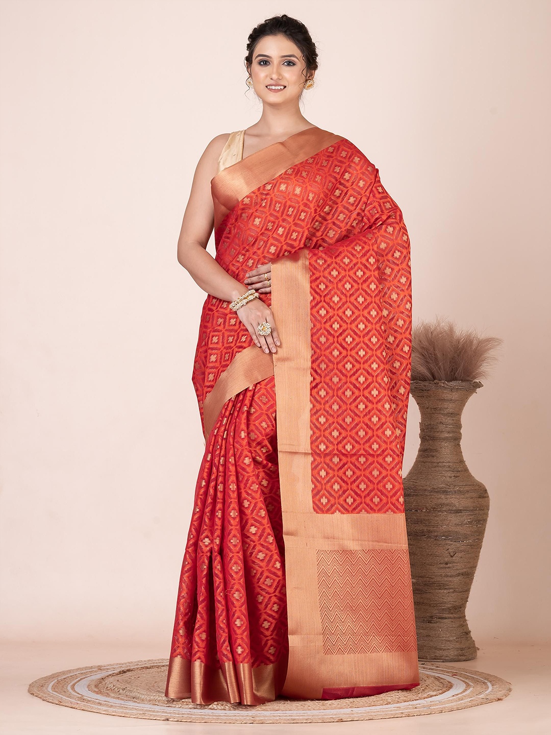

VIBHAVARI Woven Design Saree With Blouse Piece, Red