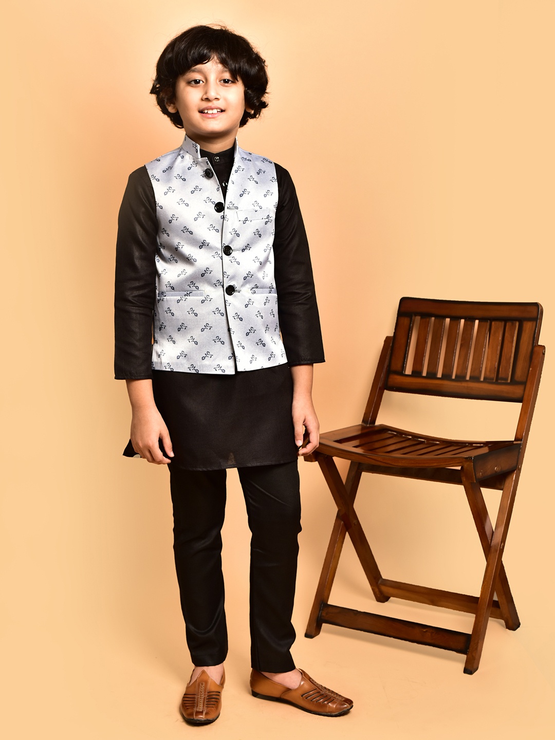 

PRINTINDIA Boys Band Collar Three-Quarter Sleeves Regular Kurta & Churidar & Nehru Jacket, Black