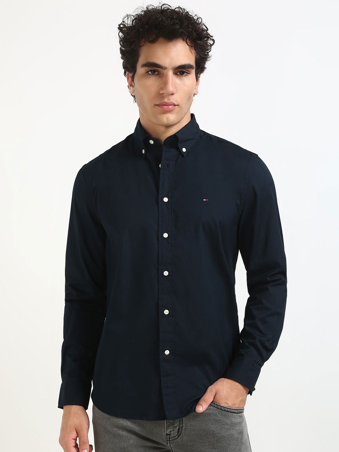 

Tommy Hilfiger Men Button-Down Collar Solid Cotton Casual Shirt, Navy blue