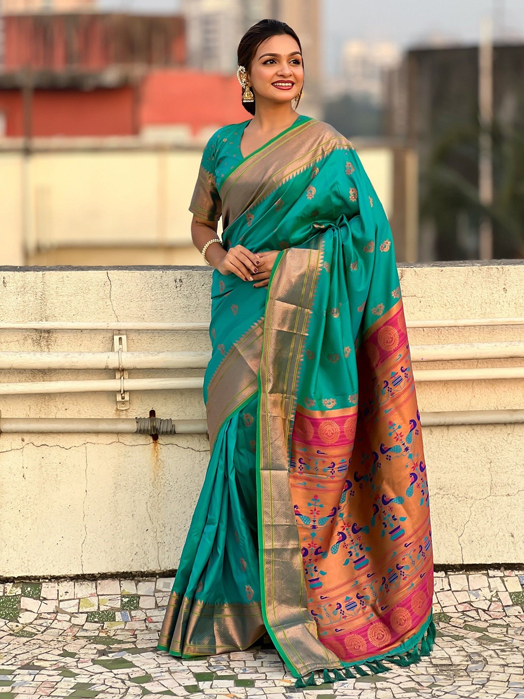 

KSM PRINTS Woven Design Saree With Blouse Piece, Green
