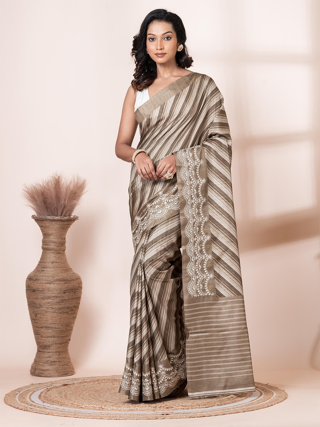 

VIBHAVARI Striped Embroidered Saree, Olive