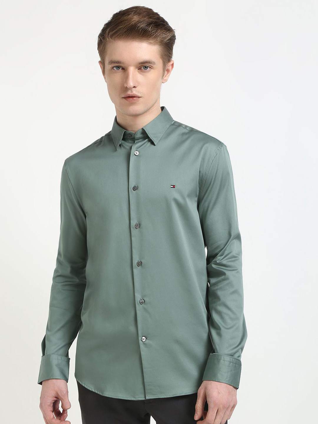 

Tommy Hilfiger Men Spread Collar Solid Cotton Slim Fit Casual Shirt, Green