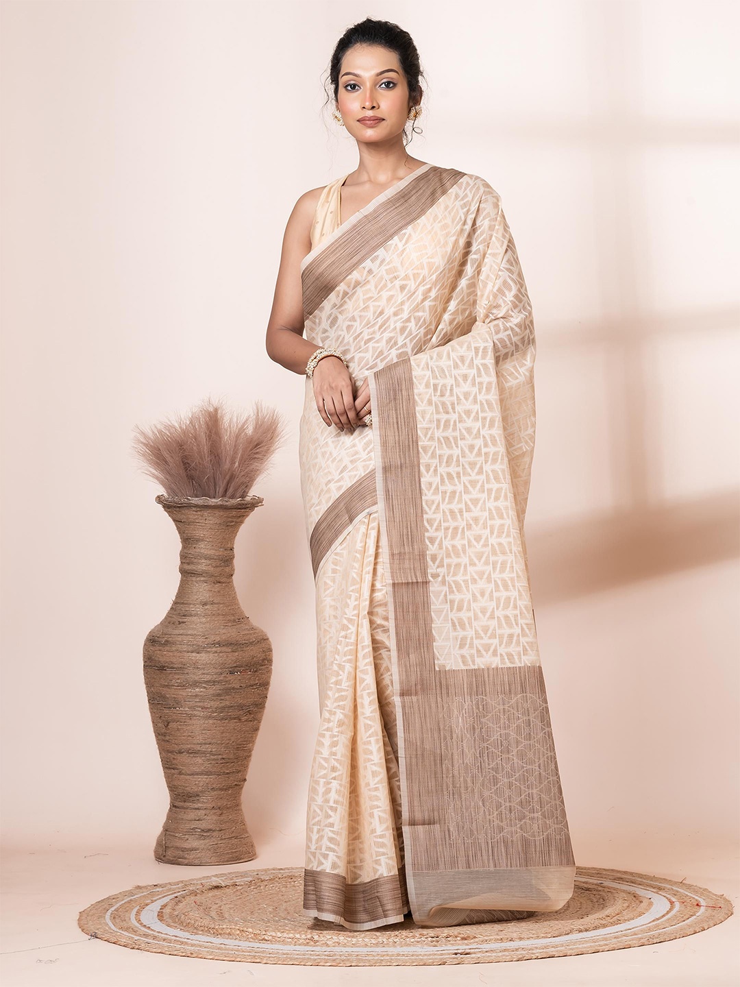 

VIBHAVARI Printed Saree with Blouse Piece, Beige