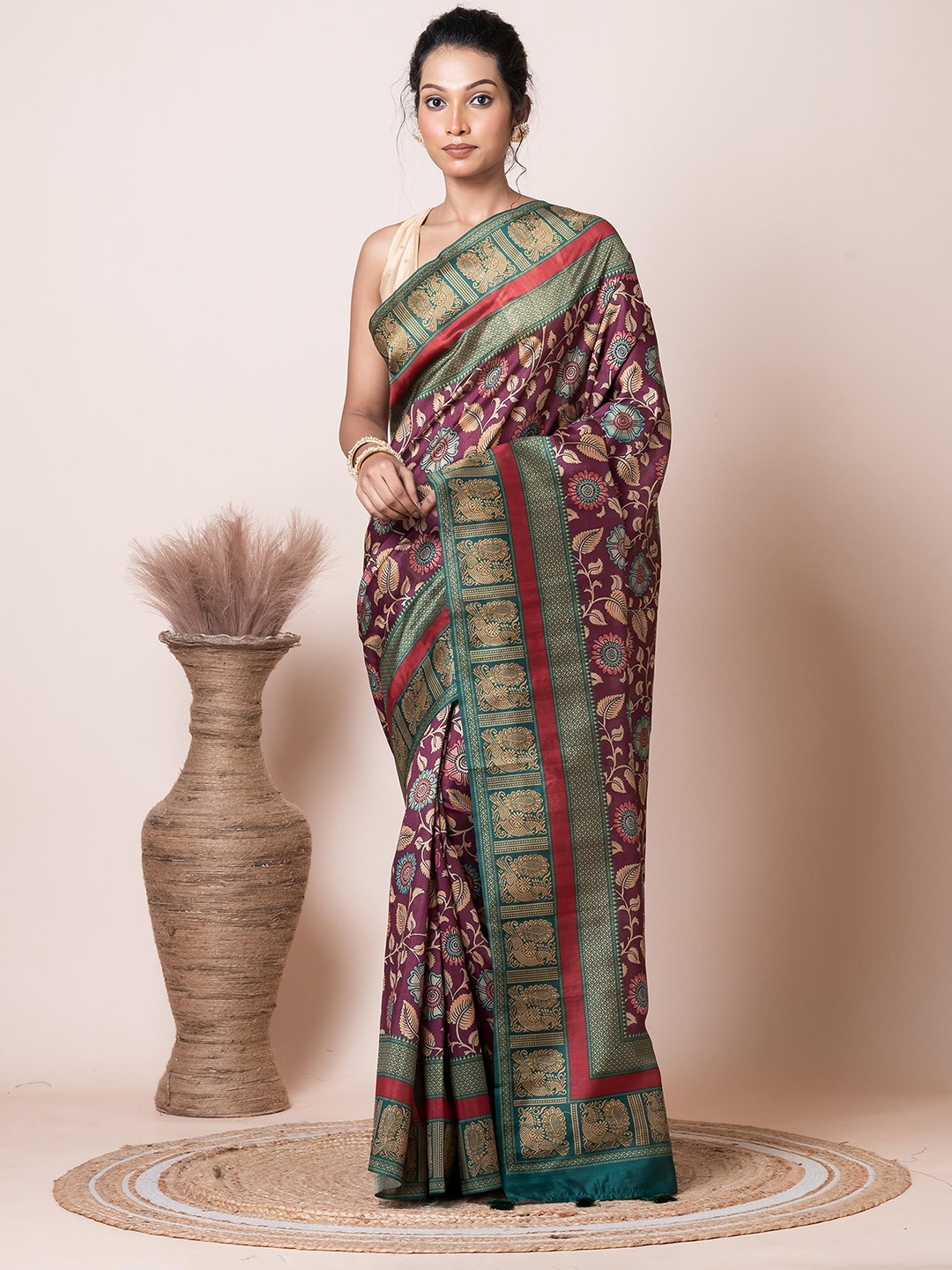 

VIBHAVARI Floral printed Saree, Purple