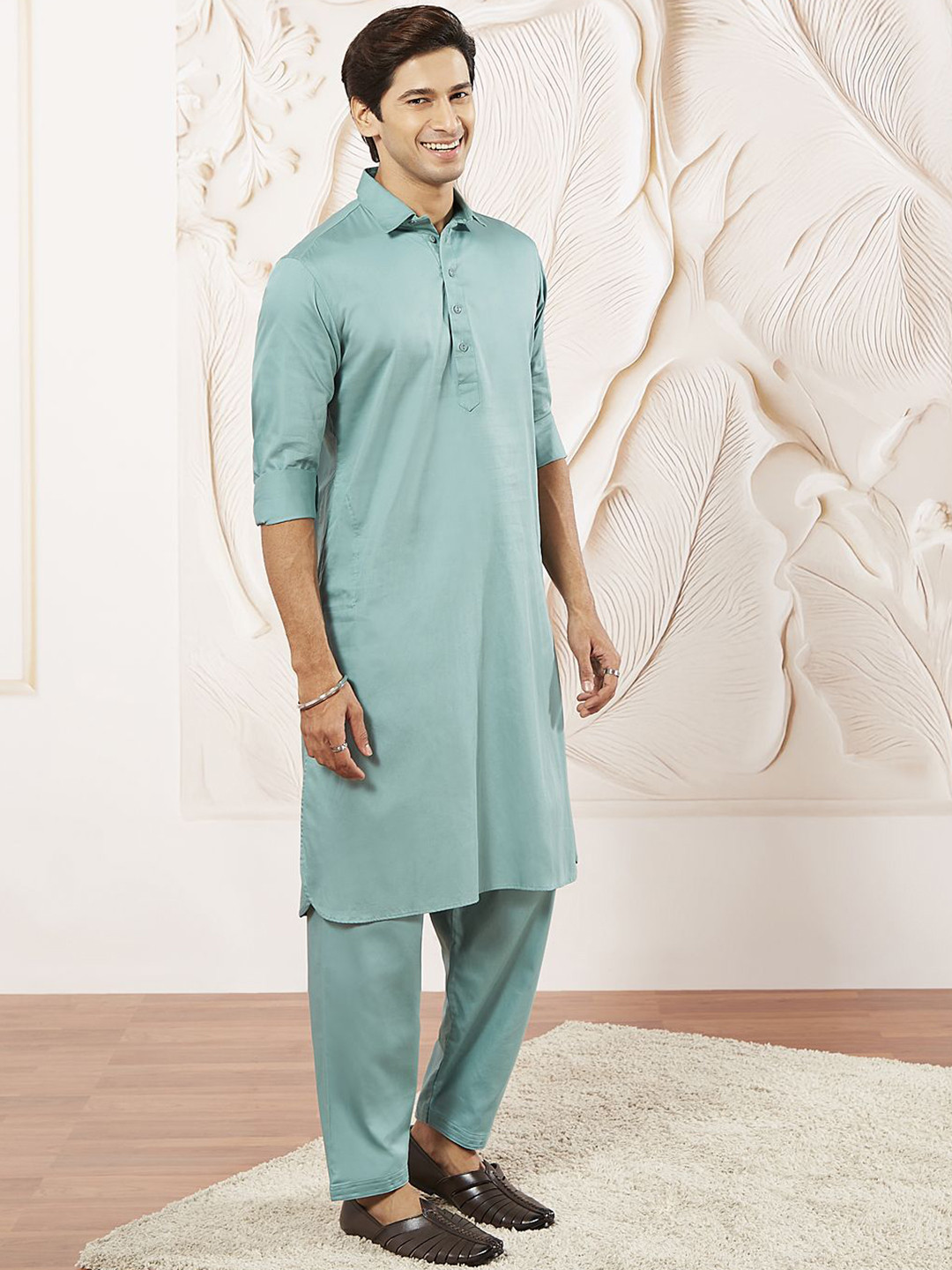 

VASTRAMAY Shirt Collar Long Roll-Up Sleeves Regular Pathani Kurta With Pyjama, Green