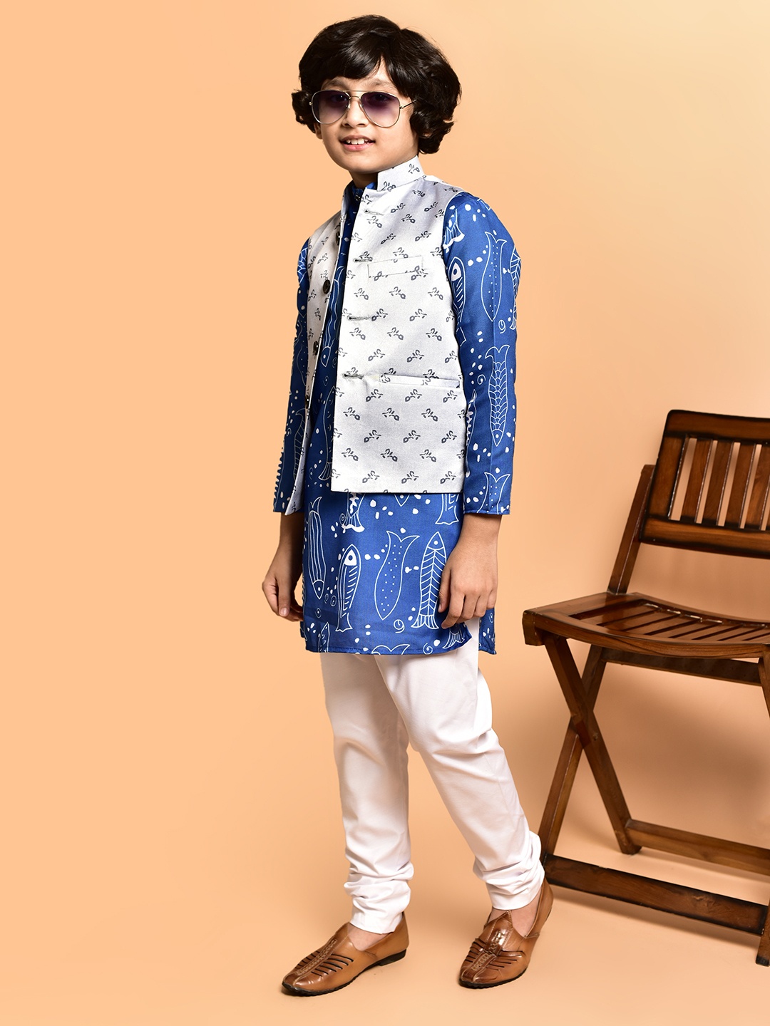 

PRINTINDIA Boys Quirky Printed Band Collar Straight Kurta with Trouser & Nehru Jacket, Blue