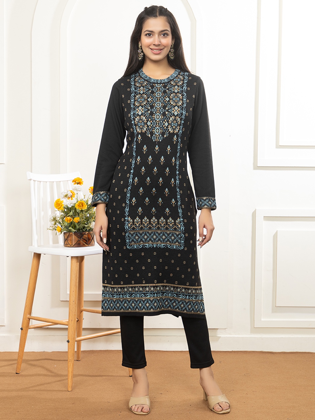 

Anouk Women Floral Embroidered Thread Work Jacquard Kurta, Black