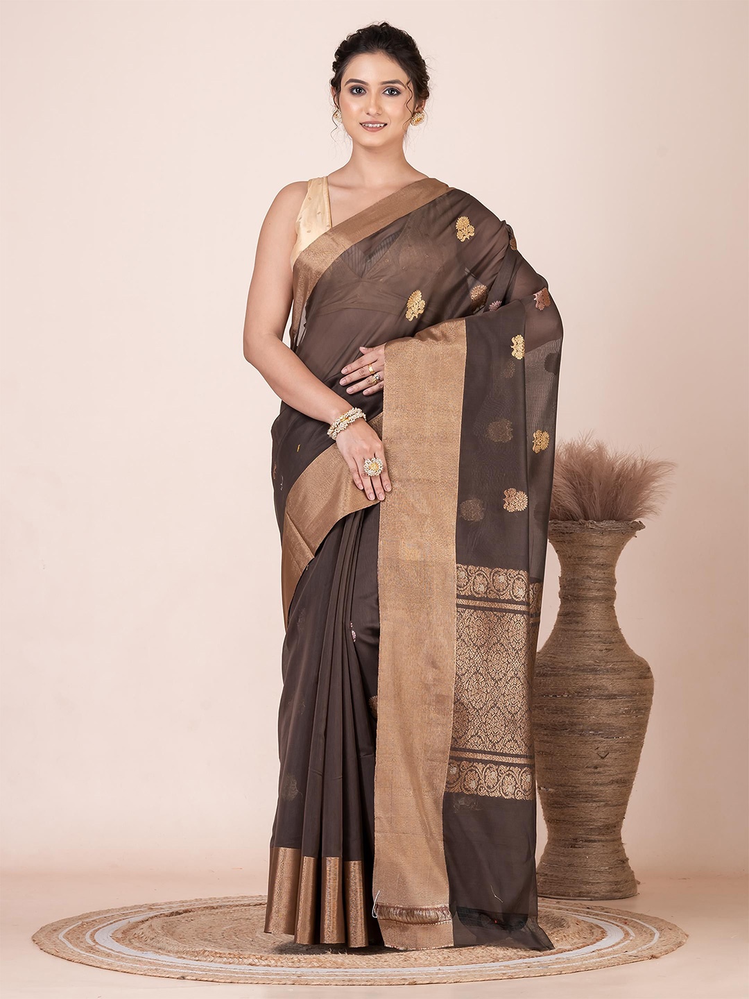 

VIBHAVARI Woven Design Zari Saree, Coffee brown
