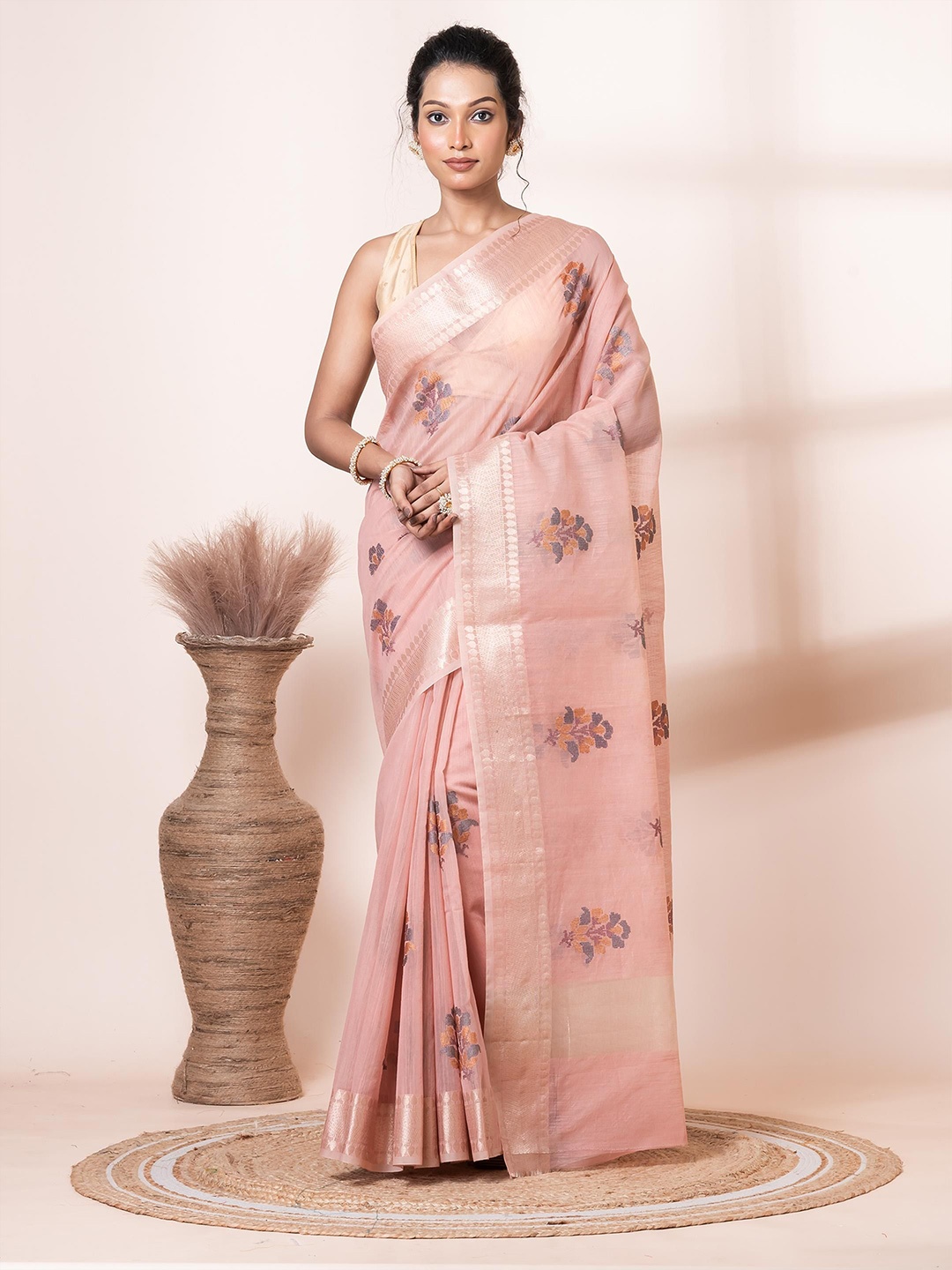 

VIBHAVARI Women Ethnic Motifs Zari Saree, Peach