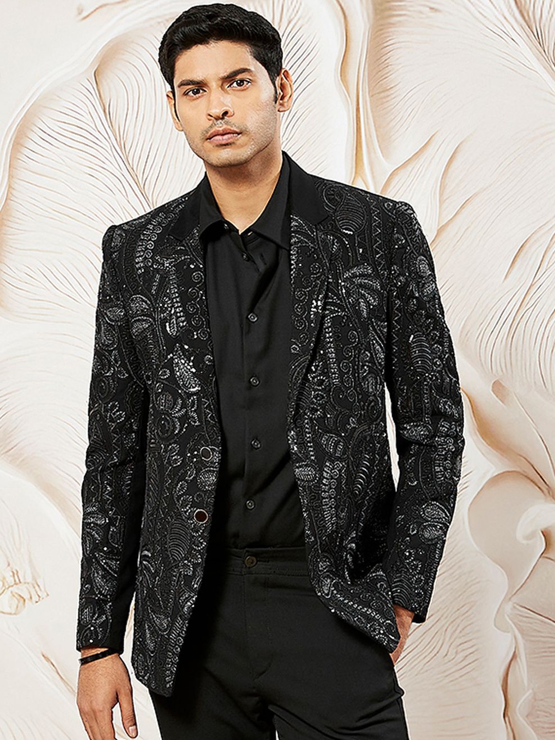 

VASTRAMAY Slim-Fit Embroidered Sequinned Notched Lapel Single Breasted Blazer, Black