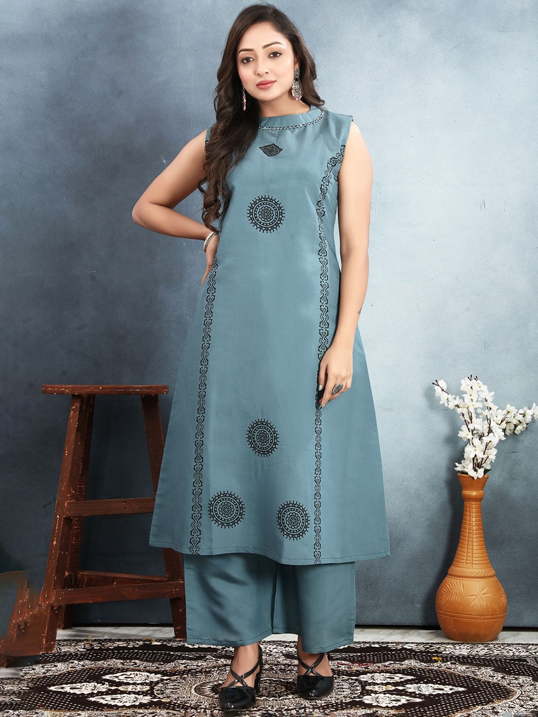 

Ekta Textiles Ethnic Motifs Printed Straight Kurta with Palazzos, Grey