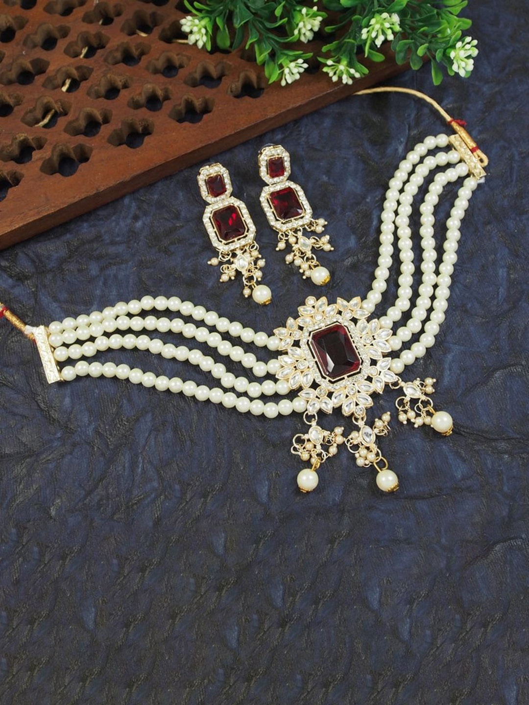 

Gyaan Jewels Gold-plated Artificial Stones and Beads Studded & Beaded Jewellery Set