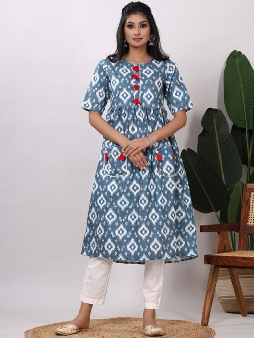 

Chandbaali Women Geometric Printed Thread Work Kurta, Green