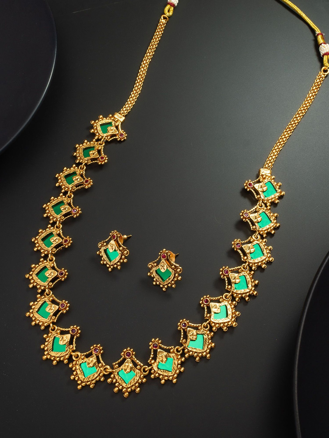 

aadita Kundan Studded Jewellery Set, Gold
