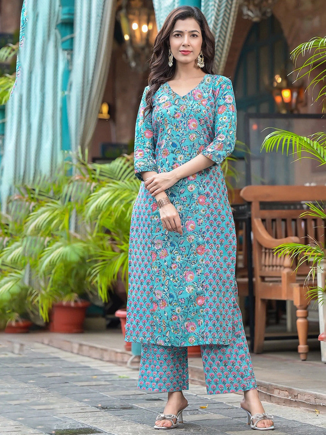 

BAESD Floral Printed V-Neck Straight Kurta, Turquoise blue