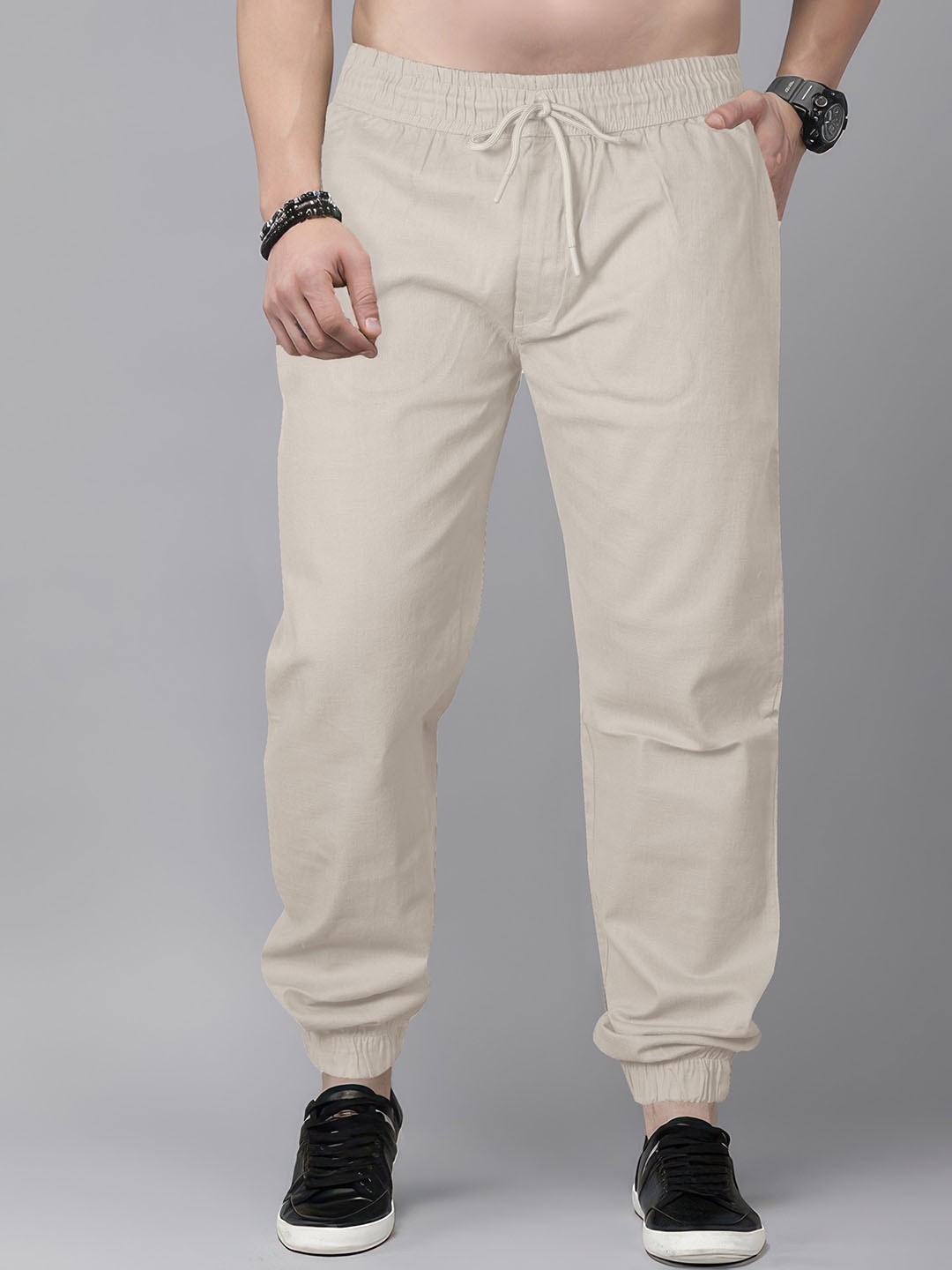 

Jb Just BLACK Men Relaxed Loose Fit Regular Trousers, Cream